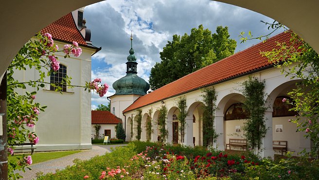 Poutní kostel Klokoty a kaple u Dobré Vody