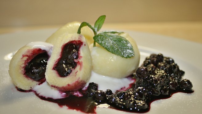 Quarkknödel mit Heidelbeersoße „žahour“