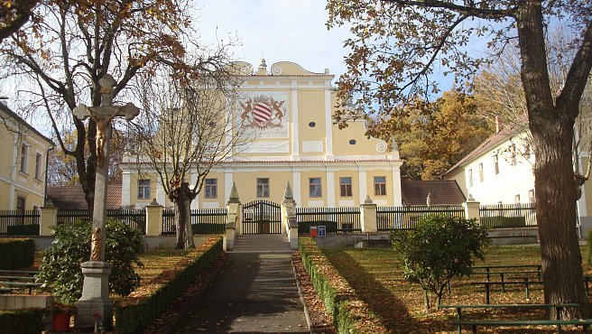 Poutní kostel Jména P. Marie a mariánské poutní místo Lomec