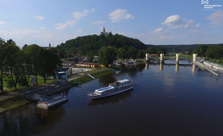 Weg entlang der Moldau