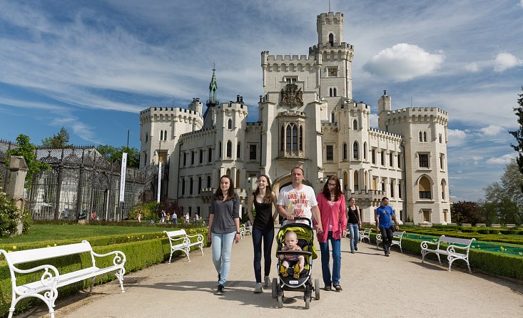 Z Hluboké na Karlův Hrádek